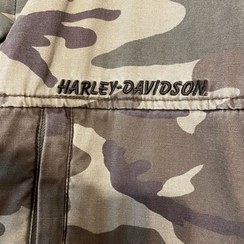 Harley Davidson reversible insulated vest. Camouflage and black sides.